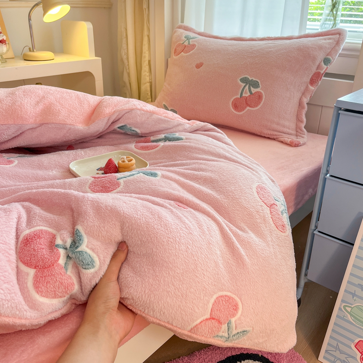 91家纺网 家纺一手货源 找家纺 川悦生活 2025新款雪花绒宿舍床笠款三件套 桃心爱语