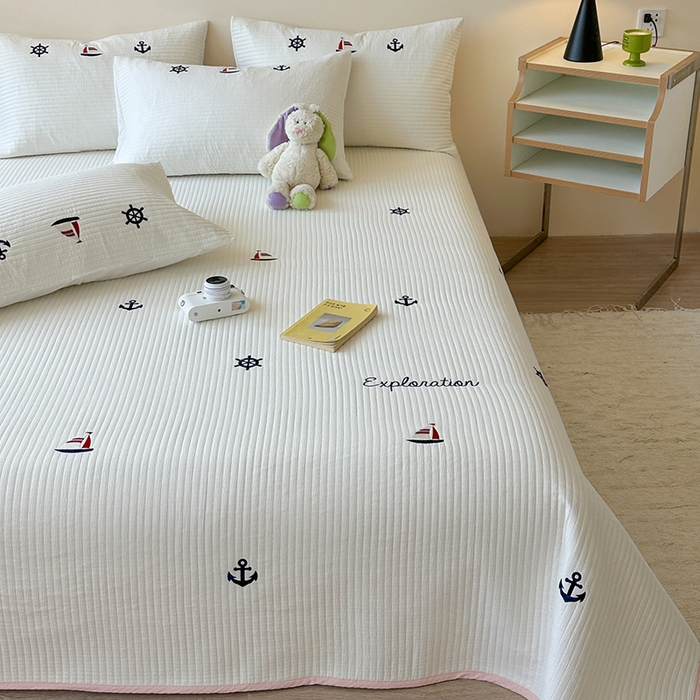 91家纺网 家纺一手货源 找家纺 优悦生活馆 2025新款皱皱纱夹棉刺绣系列床盖 帆船-白