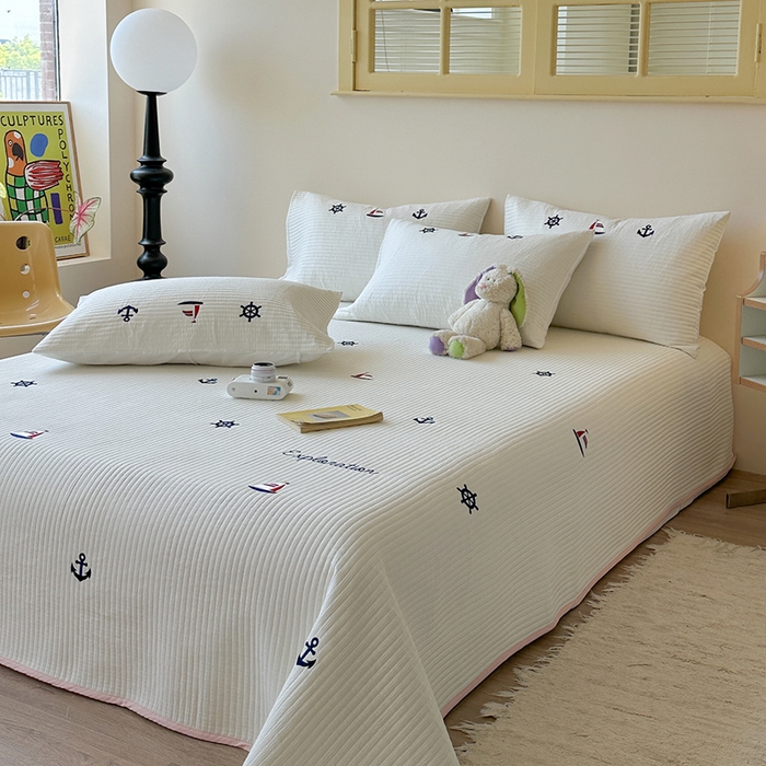 91家纺网 家纺一手货源 找家纺 优悦生活馆 2025新款皱皱纱夹棉刺绣系列床盖 帆船-白