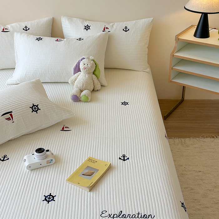 91家纺网 家纺一手货源 找家纺 优悦生活馆 2025新款皱皱纱夹棉刺绣系列床盖 帆船-白