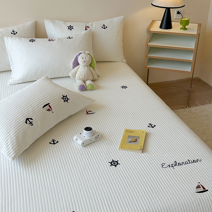 91家纺网 家纺一手货源 找家纺 优悦生活馆 2025新款皱皱纱夹棉刺绣系列床盖 帆船-白