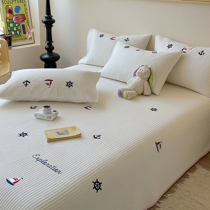 91家纺网 家纺一手货源 找家纺 优悦生活馆 2025新款皱皱纱夹棉刺绣系列床盖 帆船-白