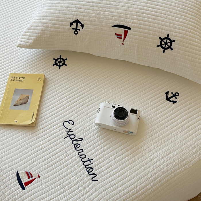 91家纺网 家纺一手货源 找家纺 优悦生活馆 2025新款皱皱纱夹棉刺绣系列床盖 帆船-白