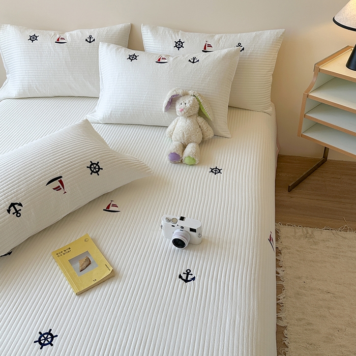 91家纺网 家纺一手货源 找家纺 优悦生活馆 2025新款皱皱纱夹棉刺绣系列床盖 帆船-白