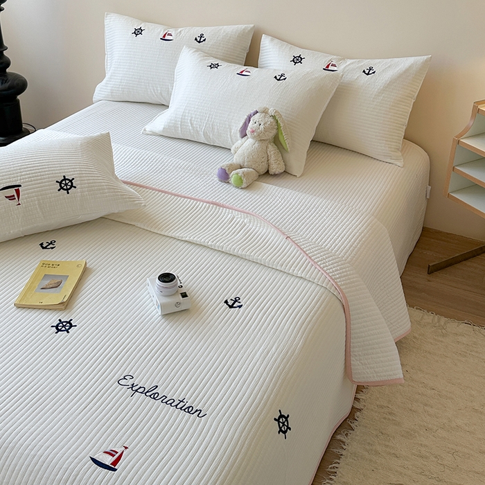 91家纺网 家纺一手货源 找家纺 优悦生活馆 2025新款皱皱纱夹棉刺绣系列床盖 帆船-白