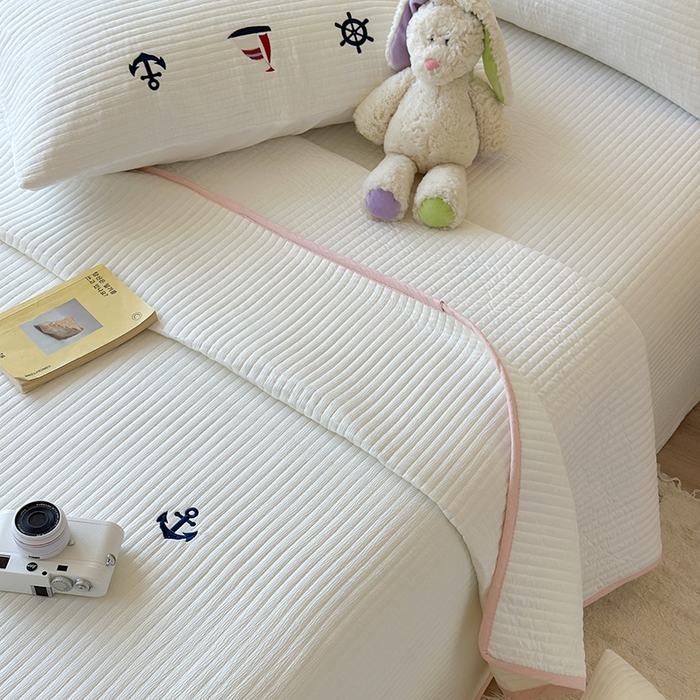 91家纺网 家纺一手货源 找家纺 优悦生活馆 2025新款皱皱纱夹棉刺绣系列床盖 帆船-白