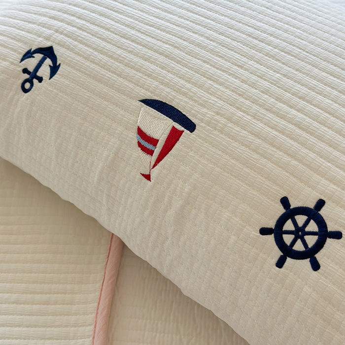 91家纺网 家纺一手货源 找家纺 优悦生活馆 2025新款皱皱纱夹棉刺绣系列床盖 帆船-白