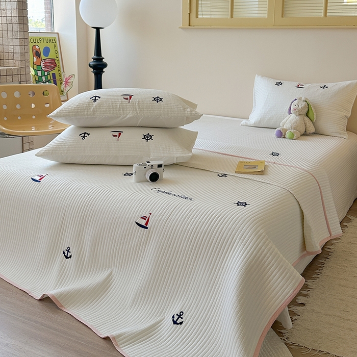 91家纺网 家纺一手货源 找家纺 优悦生活馆 2025新款皱皱纱夹棉刺绣系列床盖 帆船-白