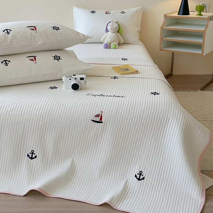 91家纺网 家纺一手货源 找家纺 优悦生活馆 2025新款皱皱纱夹棉刺绣系列床盖 帆船-白