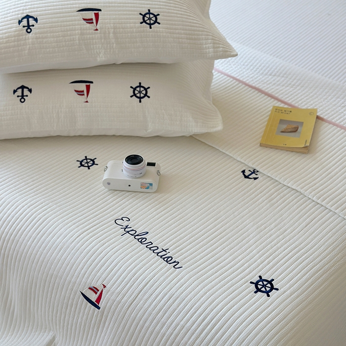 91家纺网 家纺一手货源 找家纺 优悦生活馆 2025新款皱皱纱夹棉刺绣系列床盖 帆船-白