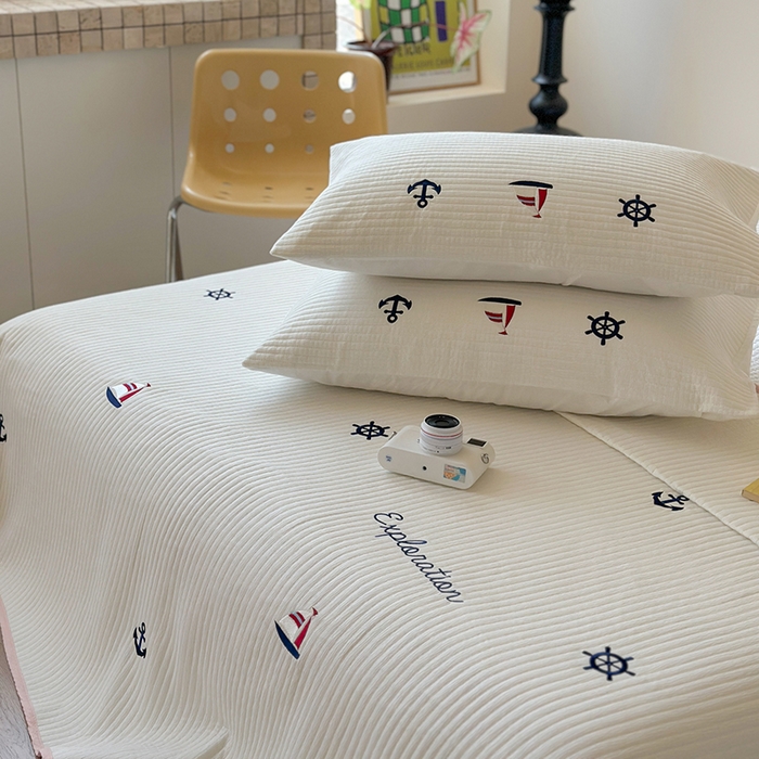 91家纺网 家纺一手货源 找家纺 优悦生活馆 2025新款皱皱纱夹棉刺绣系列床盖 帆船-白