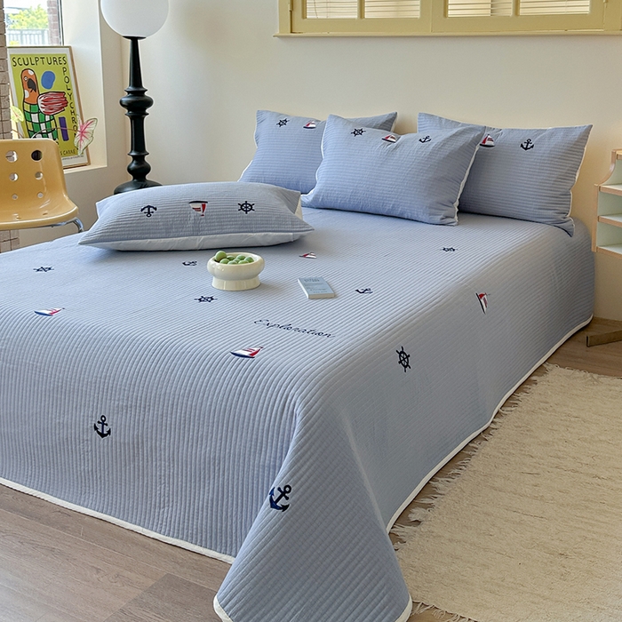 91家纺网 家纺一手货源 找家纺 优悦生活馆 2025新款皱皱纱夹棉刺绣系列床盖 帆船-蓝