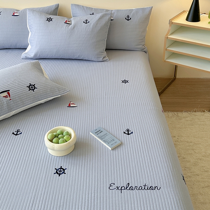 91家纺网 家纺一手货源 找家纺 优悦生活馆 2025新款皱皱纱夹棉刺绣系列床盖 帆船-蓝