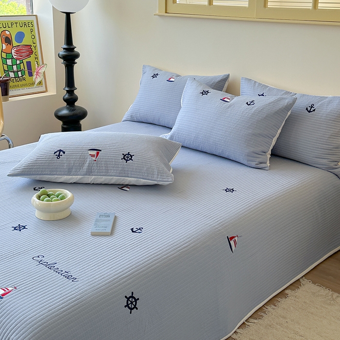 91家纺网 家纺一手货源 找家纺 优悦生活馆 2025新款皱皱纱夹棉刺绣系列床盖 帆船-蓝