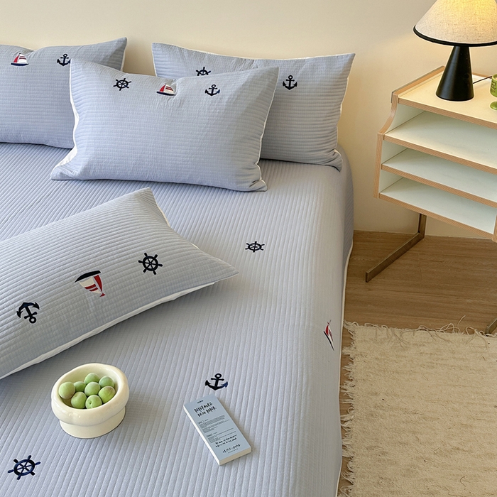 91家纺网 家纺一手货源 找家纺 优悦生活馆 2025新款皱皱纱夹棉刺绣系列床盖 帆船-蓝