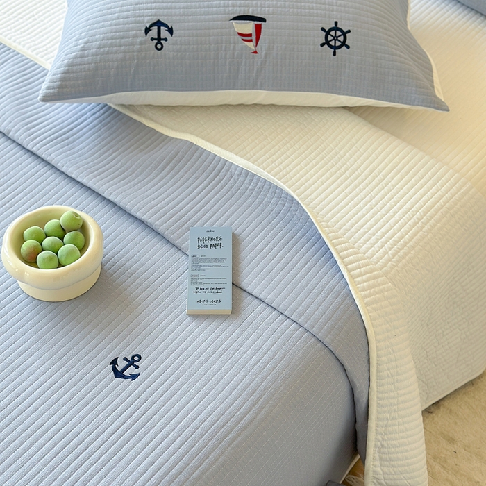 91家纺网 家纺一手货源 找家纺 优悦生活馆 2025新款皱皱纱夹棉刺绣系列床盖 帆船-蓝