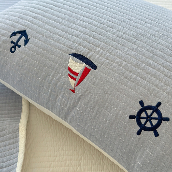 91家纺网 家纺一手货源 找家纺 优悦生活馆 2025新款皱皱纱夹棉刺绣系列床盖 帆船-蓝