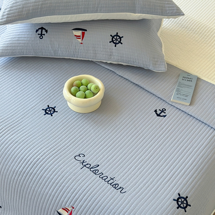 91家纺网 家纺一手货源 找家纺 优悦生活馆 2025新款皱皱纱夹棉刺绣系列床盖 帆船-蓝