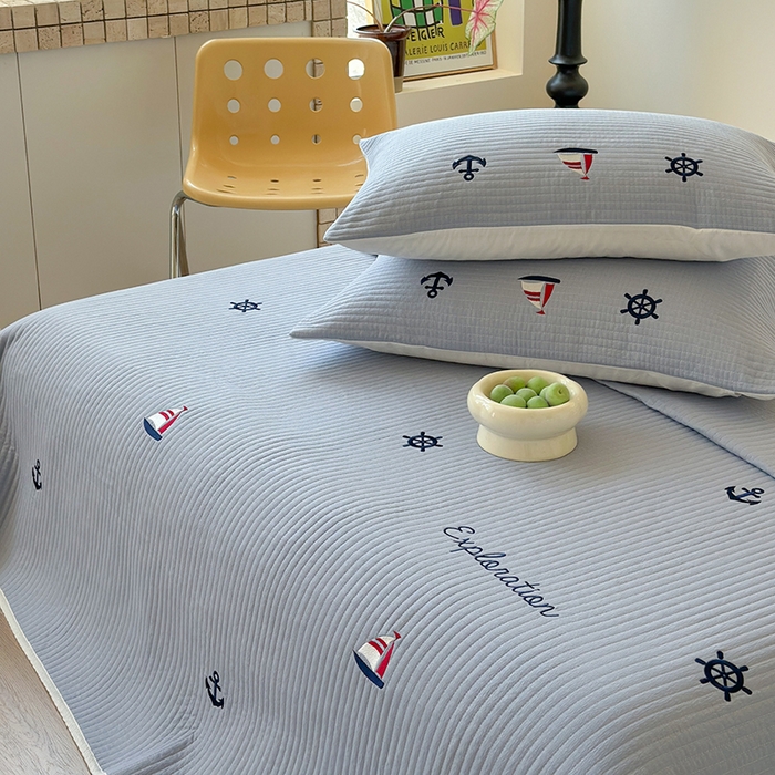 91家纺网 家纺一手货源 找家纺 优悦生活馆 2025新款皱皱纱夹棉刺绣系列床盖 帆船-蓝