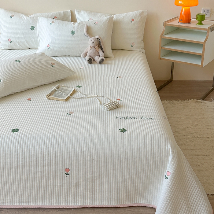 91家纺网 家纺一手货源 找家纺 优悦生活馆 2025新款皱皱纱夹棉刺绣系列床盖 四叶草-白