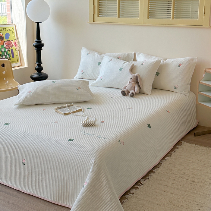 91家纺网 家纺一手货源 找家纺 优悦生活馆 2025新款皱皱纱夹棉刺绣系列床盖 四叶草-白