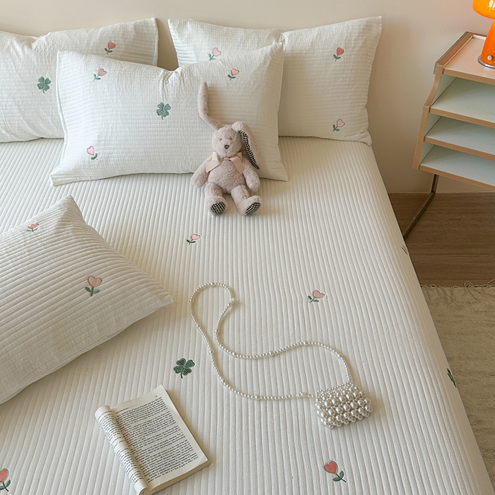 91家纺网 家纺一手货源 找家纺 优悦生活馆 2025新款皱皱纱夹棉刺绣系列床盖 四叶草-白