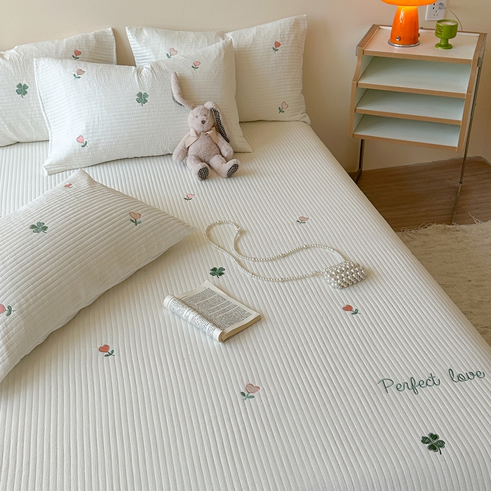 91家纺网 家纺一手货源 找家纺 优悦生活馆 2025新款皱皱纱夹棉刺绣系列床盖 四叶草-白