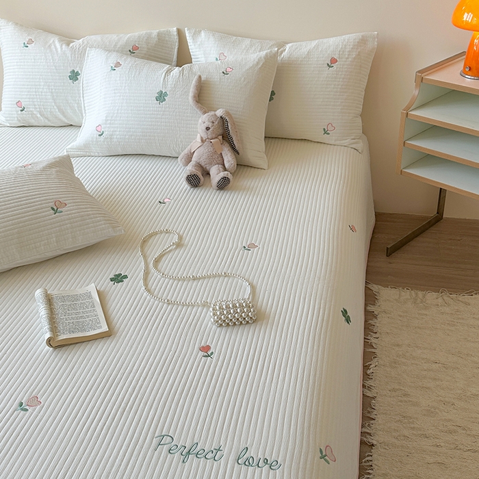 91家纺网 家纺一手货源 找家纺 优悦生活馆 2025新款皱皱纱夹棉刺绣系列床盖 四叶草-白