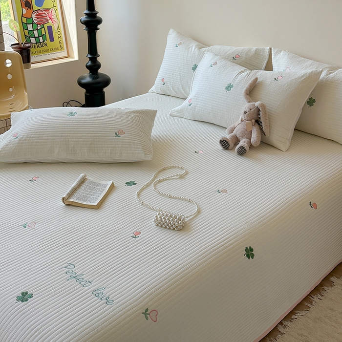 91家纺网 家纺一手货源 找家纺 优悦生活馆 2025新款皱皱纱夹棉刺绣系列床盖 四叶草-白