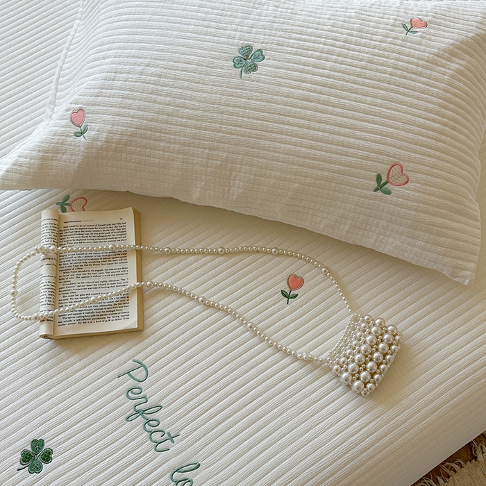 91家纺网 家纺一手货源 找家纺 优悦生活馆 2025新款皱皱纱夹棉刺绣系列床盖 四叶草-白