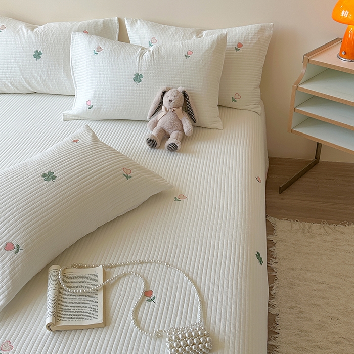 91家纺网 家纺一手货源 找家纺 优悦生活馆 2025新款皱皱纱夹棉刺绣系列床盖 四叶草-白