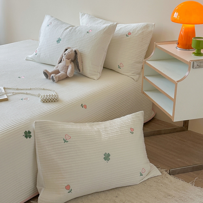 91家纺网 家纺一手货源 找家纺 优悦生活馆 2025新款皱皱纱夹棉刺绣系列床盖 四叶草-白