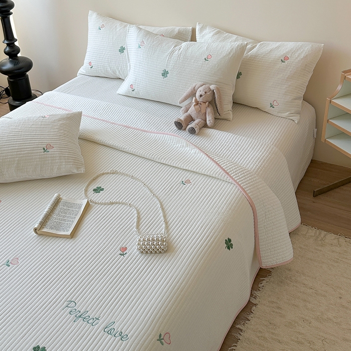 91家纺网 家纺一手货源 找家纺 优悦生活馆 2025新款皱皱纱夹棉刺绣系列床盖 四叶草-白