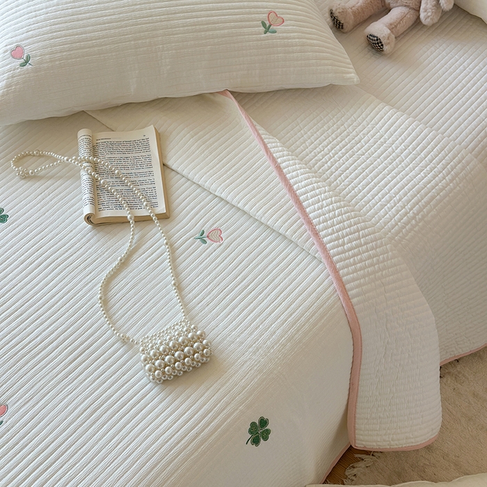 91家纺网 家纺一手货源 找家纺 优悦生活馆 2025新款皱皱纱夹棉刺绣系列床盖 四叶草-白