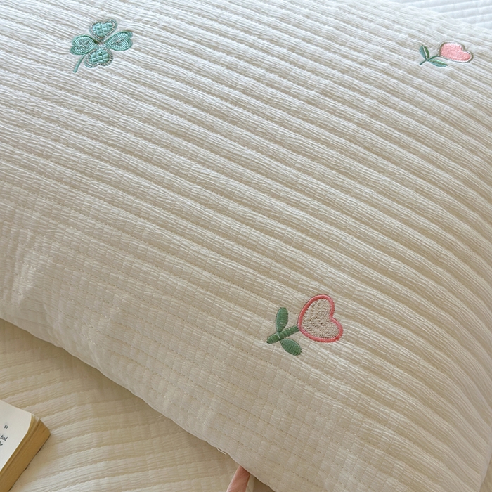 91家纺网 家纺一手货源 找家纺 优悦生活馆 2025新款皱皱纱夹棉刺绣系列床盖 四叶草-白