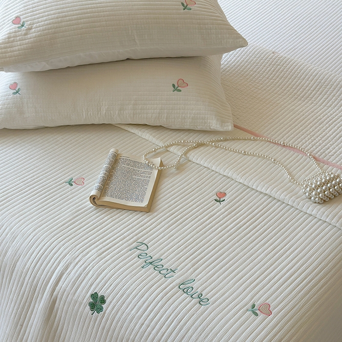 91家纺网 家纺一手货源 找家纺 优悦生活馆 2025新款皱皱纱夹棉刺绣系列床盖 四叶草-白
