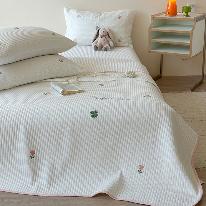 91家纺网 家纺一手货源 找家纺 优悦生活馆 2025新款皱皱纱夹棉刺绣系列床盖 四叶草-白