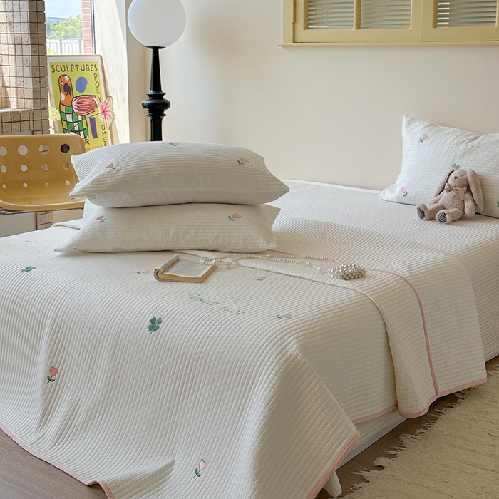 91家纺网 家纺一手货源 找家纺 优悦生活馆 2025新款皱皱纱夹棉刺绣系列床盖 四叶草-白