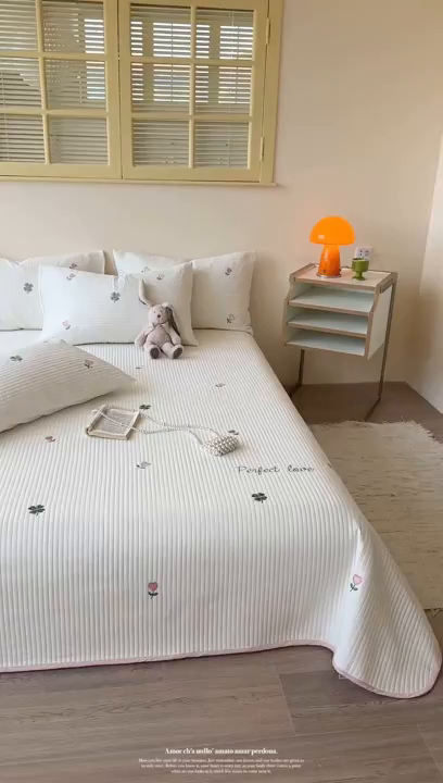 91家纺网 家纺一手货源 找家纺 优悦生活馆 2025新款皱皱纱夹棉刺绣系列床盖 四叶草-白