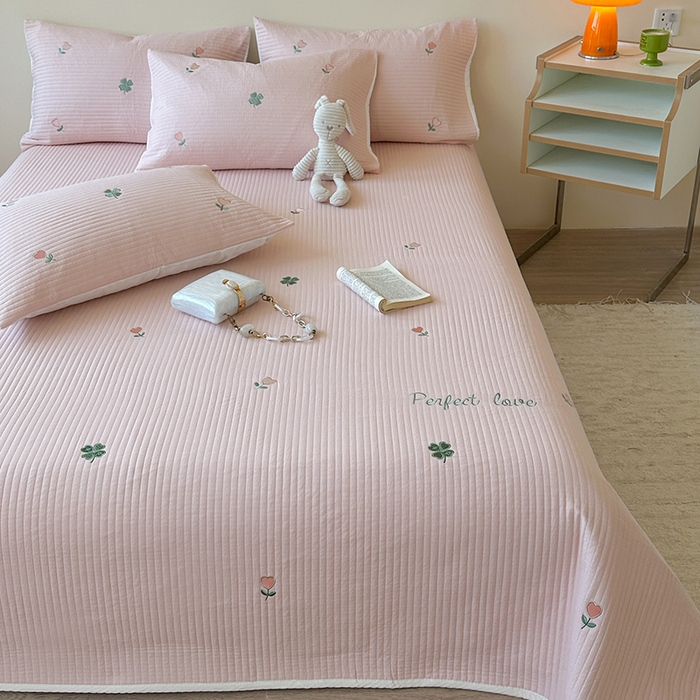 91家纺网 家纺一手货源 找家纺 优悦生活馆 2025新款皱皱纱夹棉刺绣系列床盖 四叶草-粉
