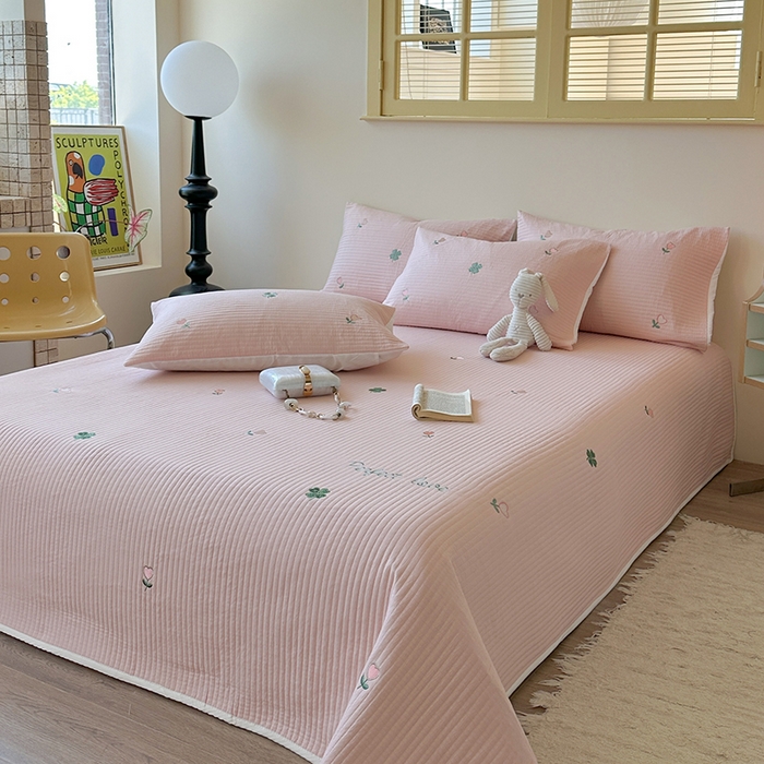 91家纺网 家纺一手货源 找家纺 优悦生活馆 2025新款皱皱纱夹棉刺绣系列床盖 四叶草-粉