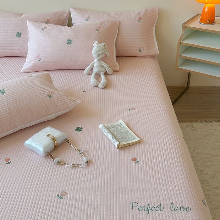 91家纺网 家纺一手货源 找家纺 优悦生活馆 2025新款皱皱纱夹棉刺绣系列床盖 四叶草-粉