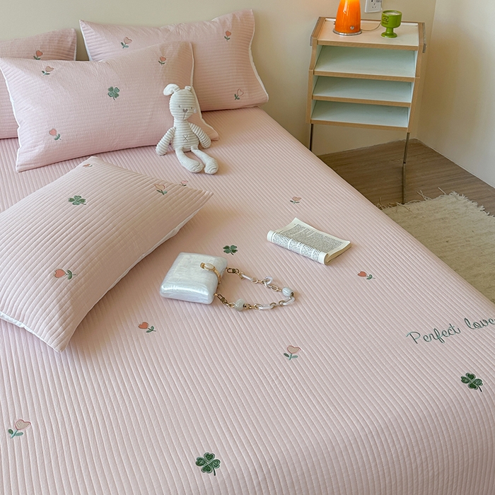 91家纺网 家纺一手货源 找家纺 优悦生活馆 2025新款皱皱纱夹棉刺绣系列床盖 四叶草-粉