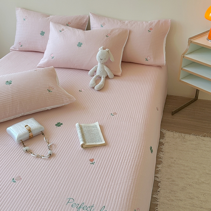 91家纺网 家纺一手货源 找家纺 优悦生活馆 2025新款皱皱纱夹棉刺绣系列床盖 四叶草-粉