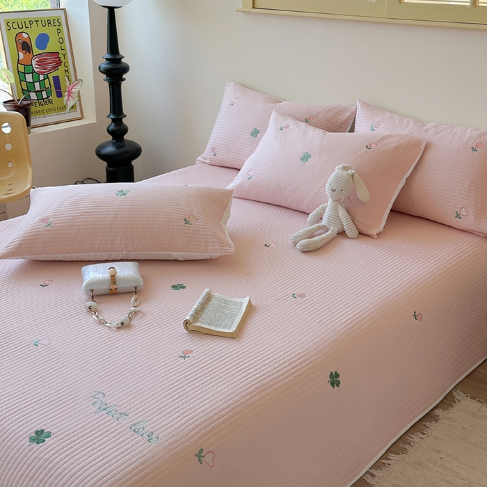 91家纺网 家纺一手货源 找家纺 优悦生活馆 2025新款皱皱纱夹棉刺绣系列床盖 四叶草-粉