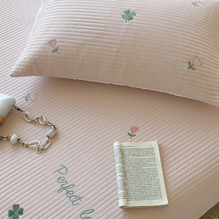 91家纺网 家纺一手货源 找家纺 优悦生活馆 2025新款皱皱纱夹棉刺绣系列床盖 四叶草-粉