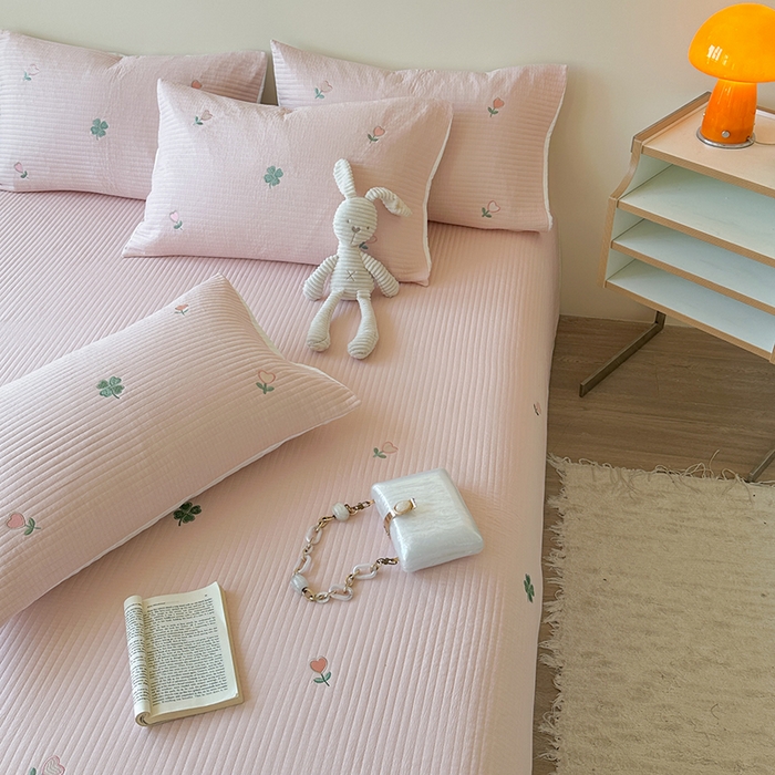 91家纺网 家纺一手货源 找家纺 优悦生活馆 2025新款皱皱纱夹棉刺绣系列床盖 四叶草-粉