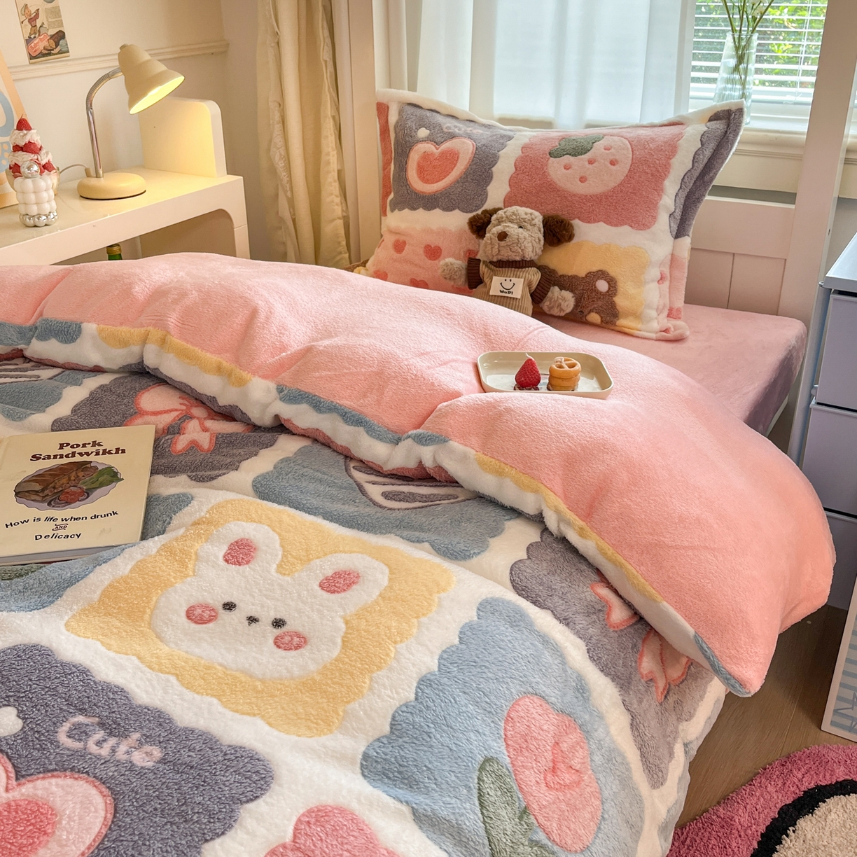 91家纺网 家纺一手货源 找家纺 川悦生活 2025新款雪花绒宿舍床笠款三件套 甜蜜日常粉