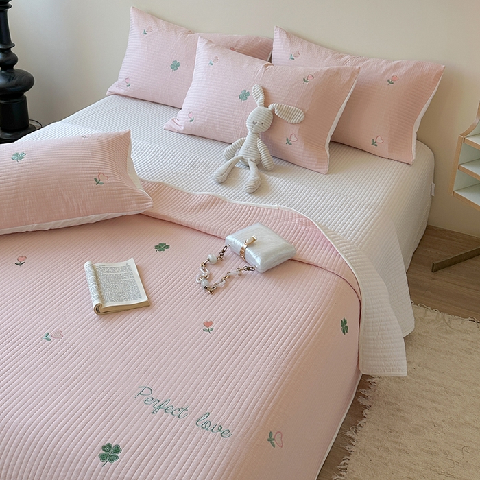 91家纺网 家纺一手货源 找家纺 优悦生活馆 2025新款皱皱纱夹棉刺绣系列床盖 四叶草-粉