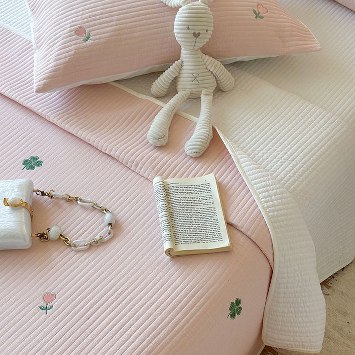 91家纺网 家纺一手货源 找家纺 优悦生活馆 2025新款皱皱纱夹棉刺绣系列床盖 四叶草-粉